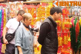 Chợ hoa lâu đời nhất Hà Nội hút khách Tây