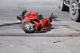 Những pha tai nạn kinh hoàng do vượt đèn đỏ 