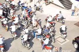 Zoom giao thông bát nháo ở vòng xoay đẹp nhất TPHCM