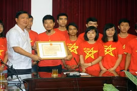 Trao bằng khen nhóm “phượt” cứu người vụ tai nạn xe khách