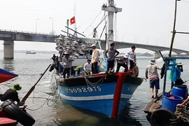 Quảng Trị: Khổ vì cửa biển bị bồi lấp, dân tranh chỗ neo tàu