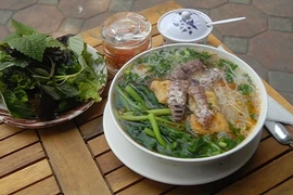 “Phát sốt” bún bề bề hút giới sành ăn Hà Nội