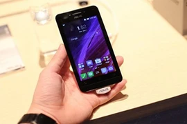 Chậm bảo hành điện thoại cả tháng, Asus nói gì?