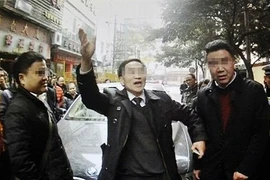 Bị bắt xe, gọi cả nhà ra vu vạ cho công an