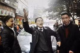 Bị bắt xe, gọi cả nhà ra vu vạ cho công an