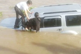 Ôtô tông nhân viên phà Thuận Giang tử vong rồi lao xuống sông