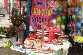 Mưa rét, quà Valentine dài cổ chờ khách