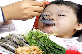 8 kiểu nhồi nhét khiến trẻ thêm gày ốm, biếng ăn ngày hè