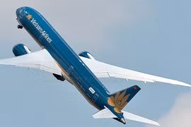 Mục kích máy bay Vietnam Airlines trình diễn ấn tượng tại Paris