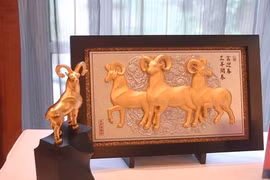 Trọn bộ quà Tết mạ vàng sang chảnh VietinBank vừa tung