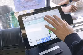 Quán ăn Hà Nội chơi sang dùng Ipad gọi món