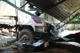 Xe tải mất lái cuốn nát xe máy, dân nháo nhào chạy