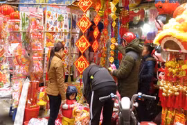 Vàng mã ông Công ông Táo “méo mặt” chờ khách