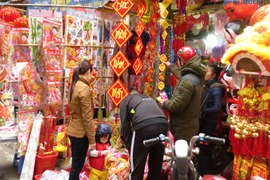 Vàng mã ông Công ông Táo “méo mặt” chờ khách