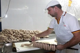 Tận mục quy trình sản xuất xúc xích Đức ở Sài Gòn
