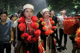 Danh tính cô gái người Dao xinh đẹp trên phố Hồ Gươm