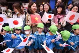 Người Nhật xếp hàng trước Văn Miếu đón Nhà vua và Hoàng hậu