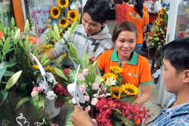 Ngập tràn hoa lạ giá chát trước ngày 20/10