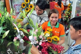 Ngập tràn hoa lạ giá chát trước ngày 20/10