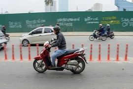 Ảnh: Ôtô, xe máy phóng vun vút trong làn buýt nhanh dù đường vắng