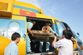 Trực thăng đưa ngư dân từ Trường Sa về đất liền cấp cứu