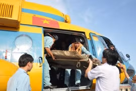 Trực thăng đưa ngư dân từ Trường Sa về đất liền cấp cứu