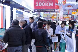 Siêu thị điện máy bung hàng khuyến mại đón Tết