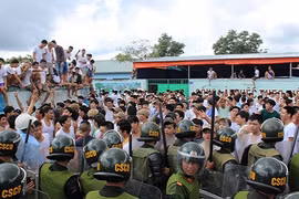 Cảnh sát dùng hơi cay trấn áp học viên cai nghiện đòi trốn