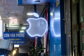 Loạt biển quảng cáo bị Apple đòi gỡ ngập đường phố Hà Nội