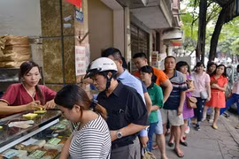 Bánh Trung thu Bảo Phương vẫn mở cửa hút khách chấp lệnh cấm