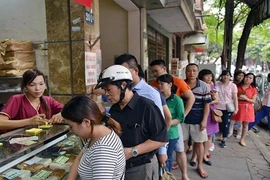 Bánh Trung thu Bảo Phương vẫn mở cửa hút khách chấp lệnh cấm