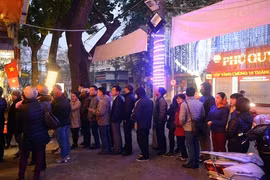 Cảnh xếp hàng rồng rắn giữa đêm rét mua vàng ngày vía Thần Tài