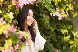 Nữ MC xinh đẹp từng bị gạ “tình một đêm”