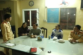 CSGT giúp bé gái lạc từ Thái Bình sang Phủ Lý về nhà