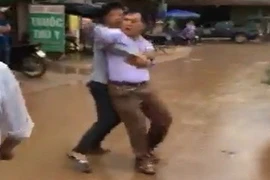 Gây tai nạn, tài xế chửi bới, đánh cả CSGT