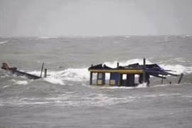 Tàu cá bị chìm ở Thanh Hóa: 4 người vẫn mất tích