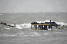 Tàu cá bị chìm ở Thanh Hóa: 4 người vẫn mất tích