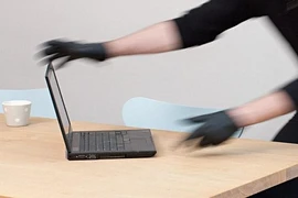 Chỉ cần chạm vào máy tính là ăn cắp được dữ liệu 
