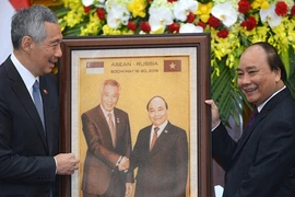 Thủ tướng Nguyễn Xuân Phúc tặng tranh gạo cho Thủ tướng Singapore