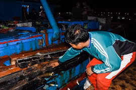 Cảnh tan hoang của tàu cá Quảng Ngãi bị tông chìm