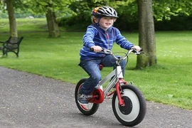 Độc đáo với xe đạp cân bằng không bao giờ đổ