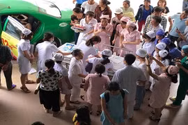 Hy hữu chồng đỡ đẻ cho vợ ngay trên taxi