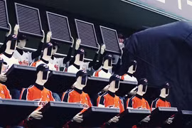 Bóng chày Hàn Quốc dùng robot cổ vũ thay người