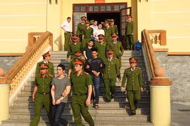 Ảnh: Cảnh sát bảo vệ nghiêm ngặt ông trùm ma túy và đồng phạm