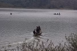 Lật thuyền, con trai bất lực nhìn mẹ chìm xuống hồ giá rét