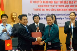 TMV tặng thiết bị kỹ thuật cho ĐH Công nghệ GTVT Hà Nội