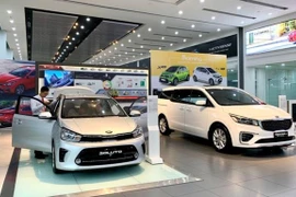 Ô tô giảm giá “sập sàn”, khách vẫn thờ ơ
