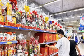 Quà Tết 2024: Hàng bình dân lên ngôi