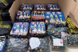 Tràn lan bán pháo hoa trái phép