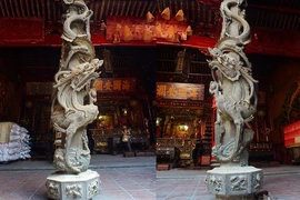 Kiệt tác cột đá rồng trăm tuổi đẹp nhất Việt Nam